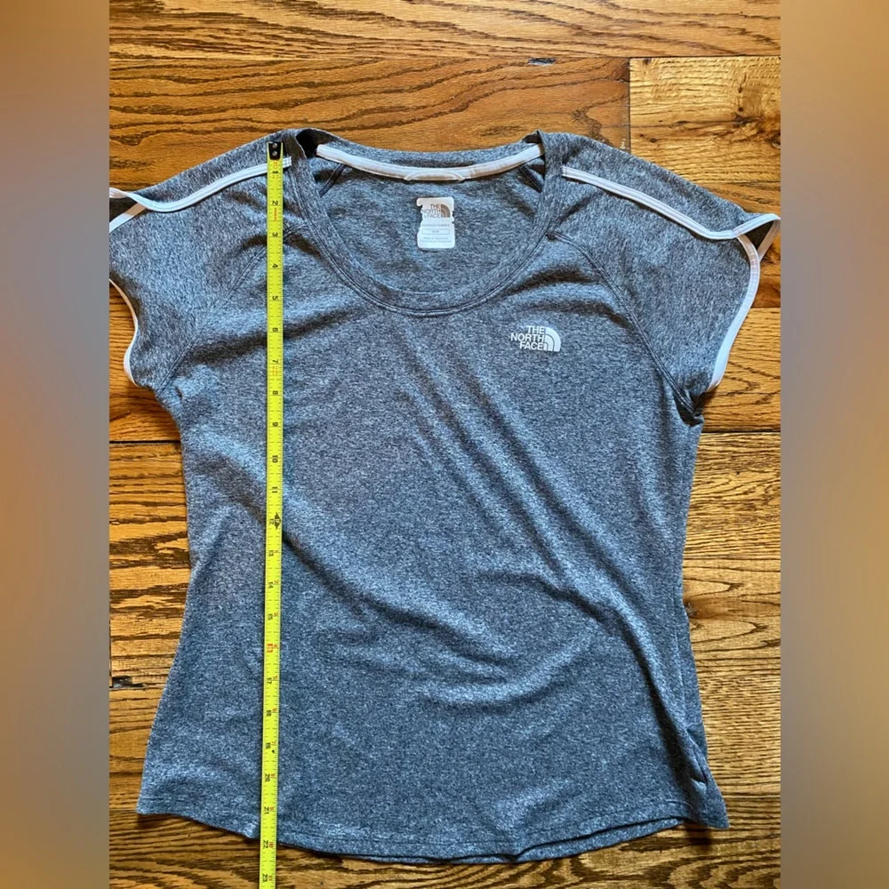 The North Face VaporWick Women's Gray Performance Top - Size Medium - Picture 6 of 6
